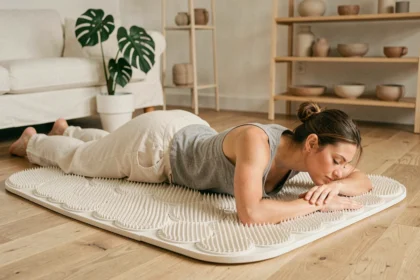 Femme allongée sur un tapis de fleurs de lotus pour soulager le stress à la maison